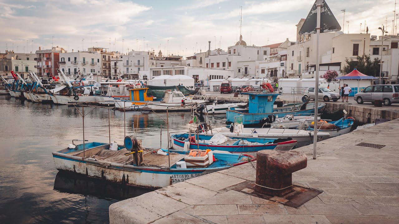 “Mola di Bari: il gioiello nascosto della Puglia 🇮🇹✨”