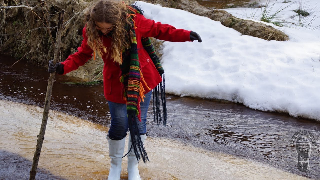 The ice has broken! (ice & water adventure in white wellingtons)