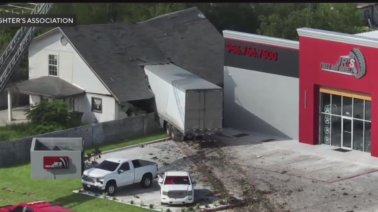 18-wheeler crashes into South Texas home, driver dead