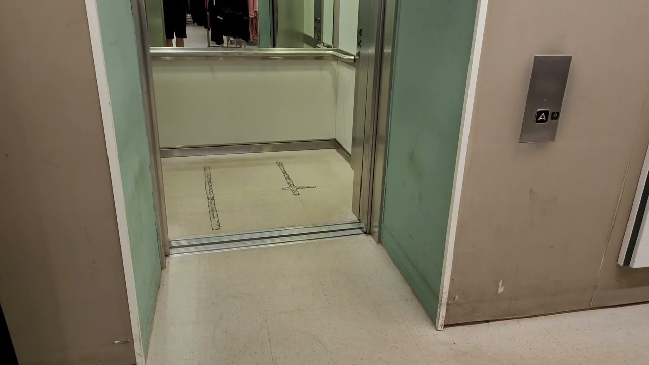 Lifts in M&S, Oxford