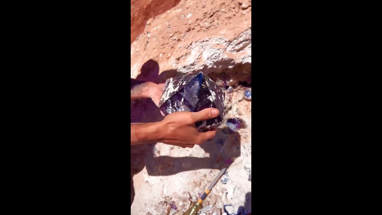 'Stunning&rsquo; 4kg rare earth stone found in the Aussie outback