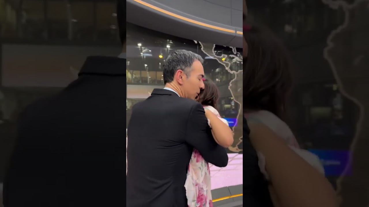 Cesar Tralli recebe surpresa da filha durante o seu trabalho na Globo
