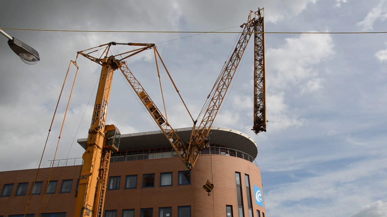 Bouwvakker met kraan uit bouwput gered