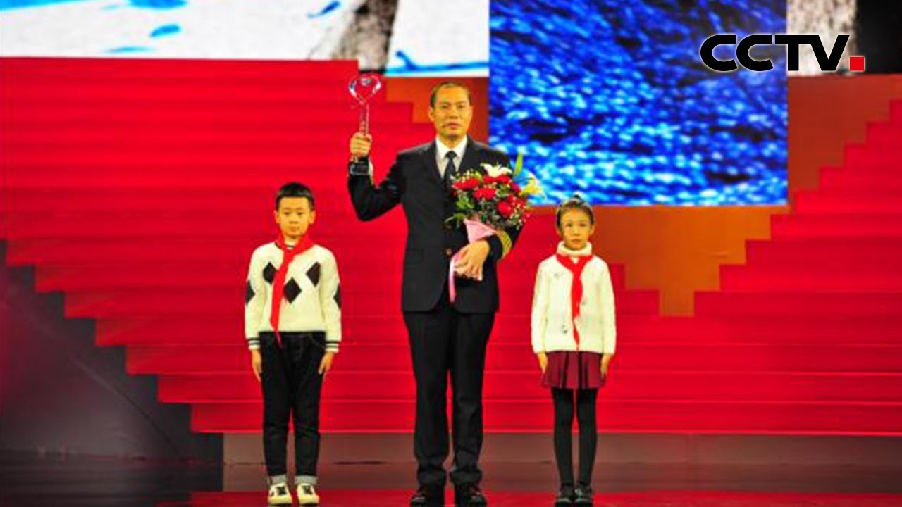 胆气亦英雄 危急时刻安全降落的英雄机长：刘传健 | CCTV [ 2018年度感动中国人物 ]