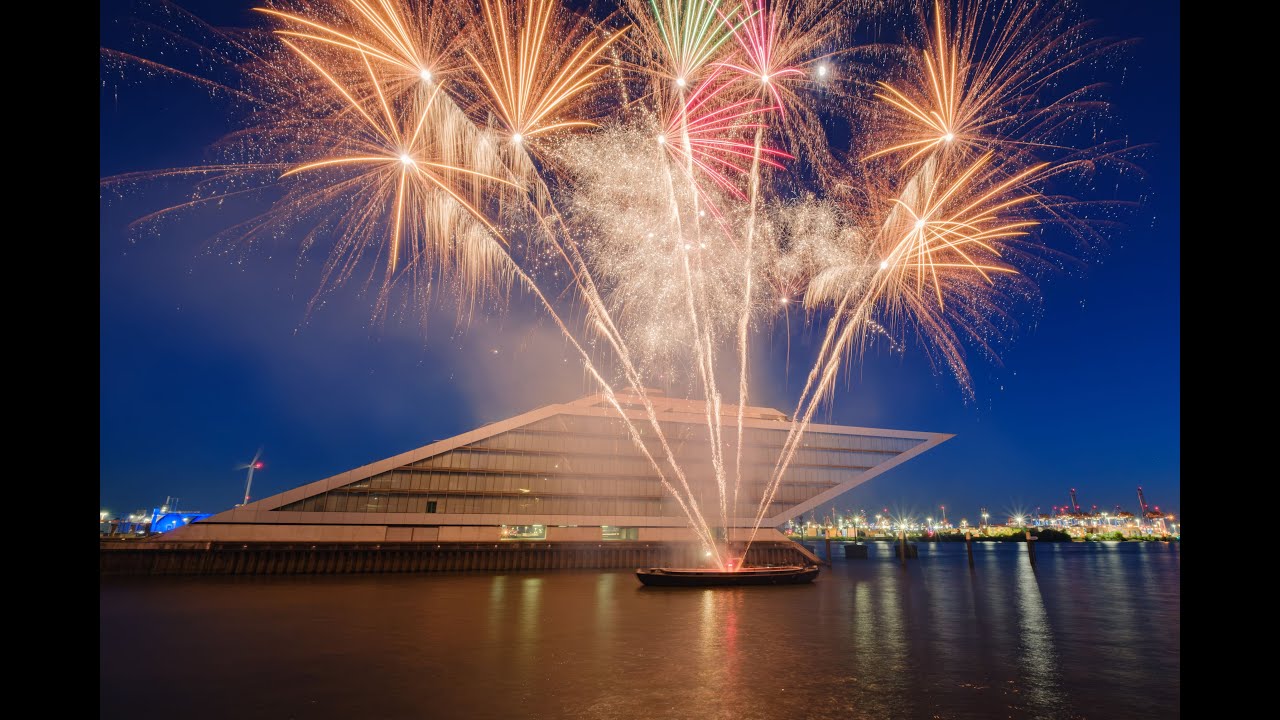 Höhenfeuerwerk auf dem Wasser am Dockland Hamburg