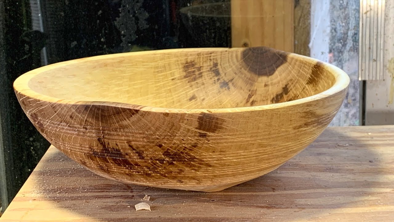 Richard Raffan turns the fifth 4-Ways project, an embellished bowl.