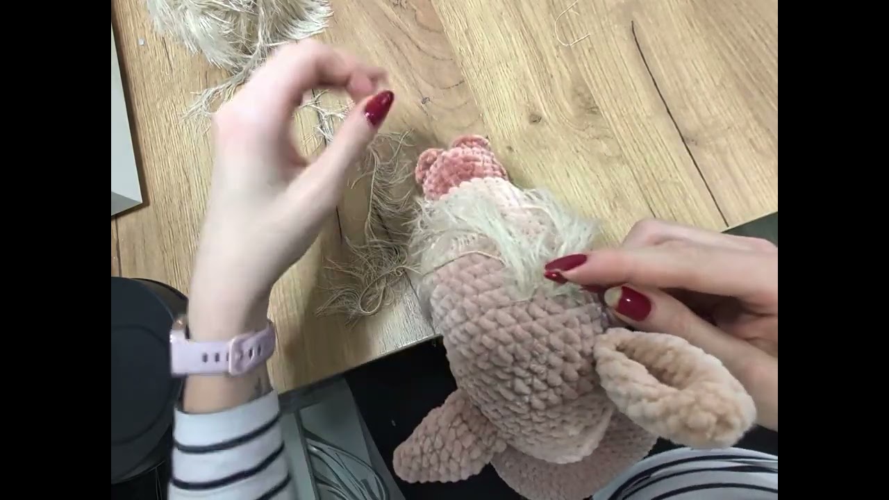 Grzywa i ogon. Wzór Ariel