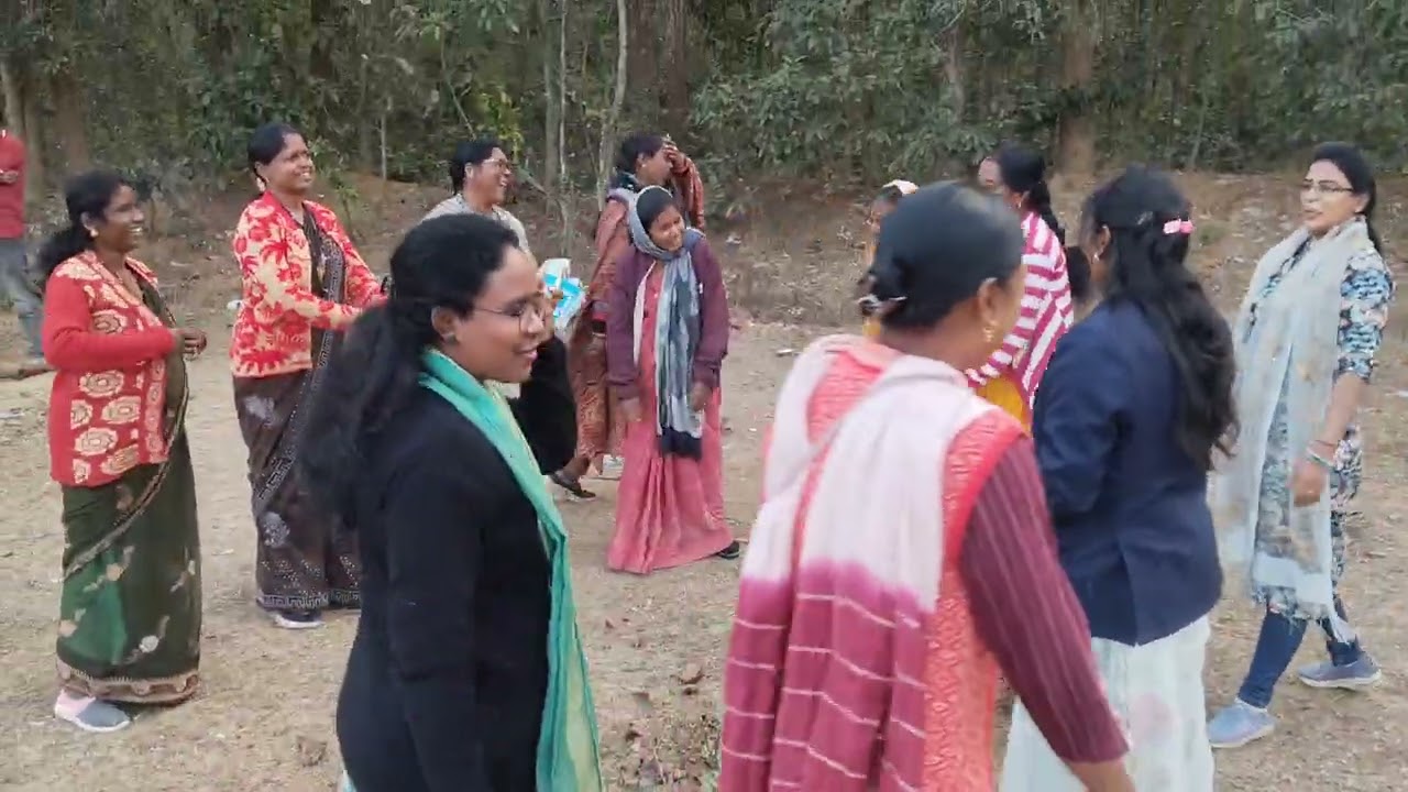  ऐटेकोनहाडी। सकूंल पीकनिक का इनजोय ले रहे हैं मैडम सर लोग निराछीनदली बांध में 