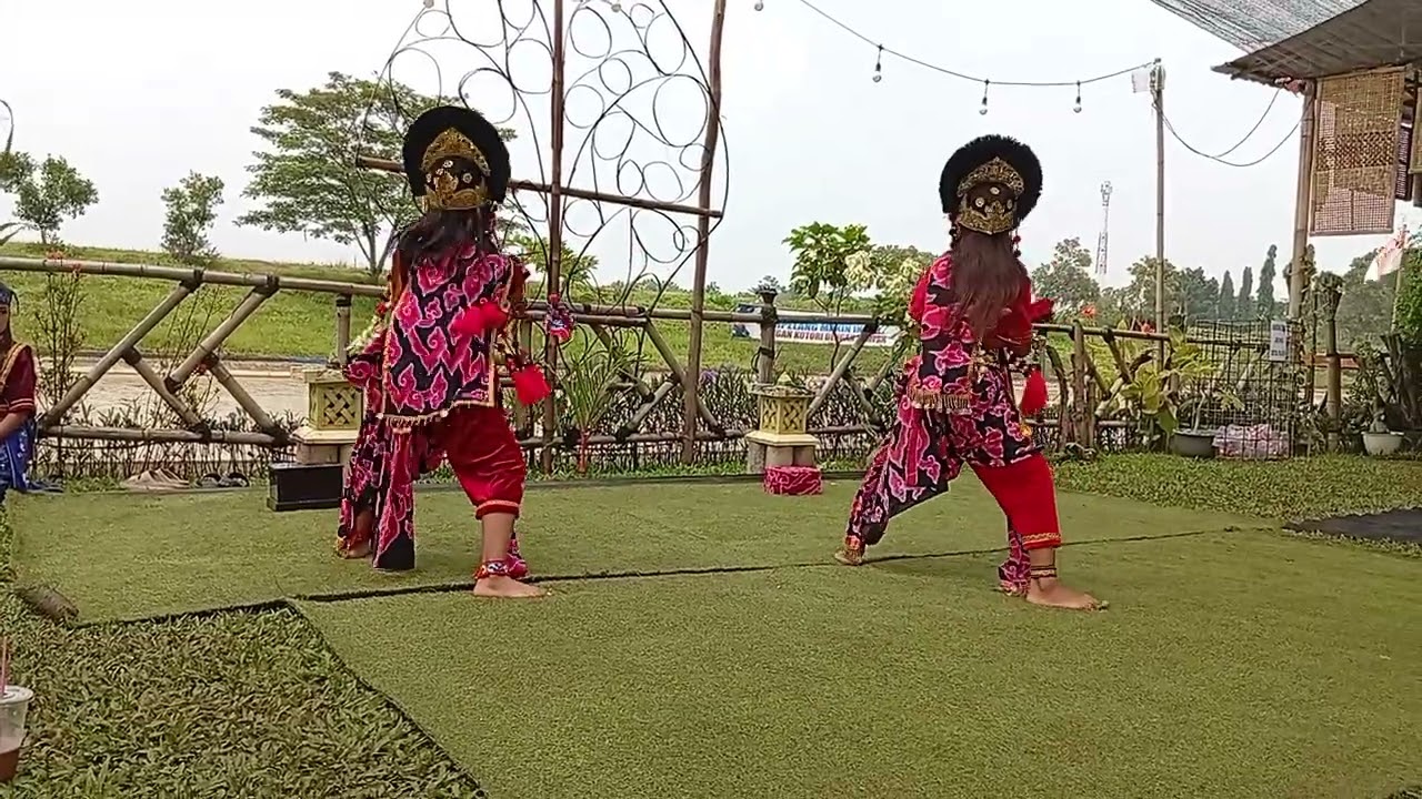 Lomba tarih topeng jati7 nok Elif bersama kawan kawan