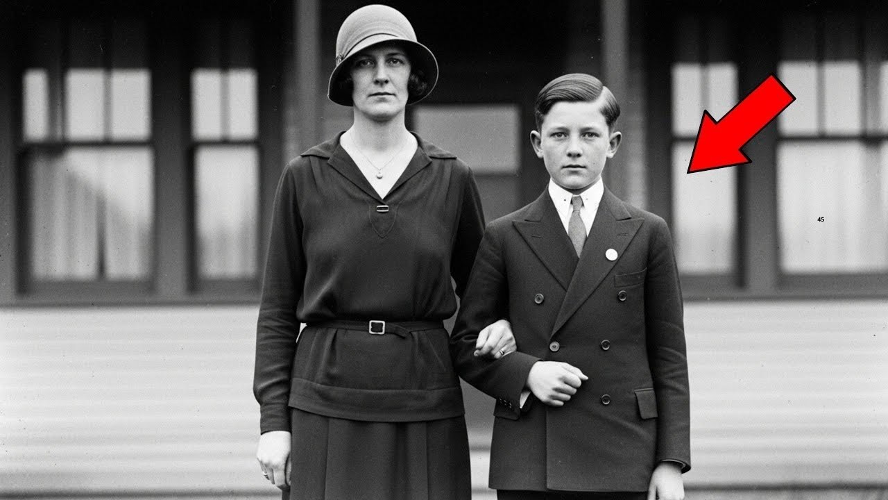 A Mother and Her Son in 1925 — Experts Analyze the Photo and Are Left Speechless