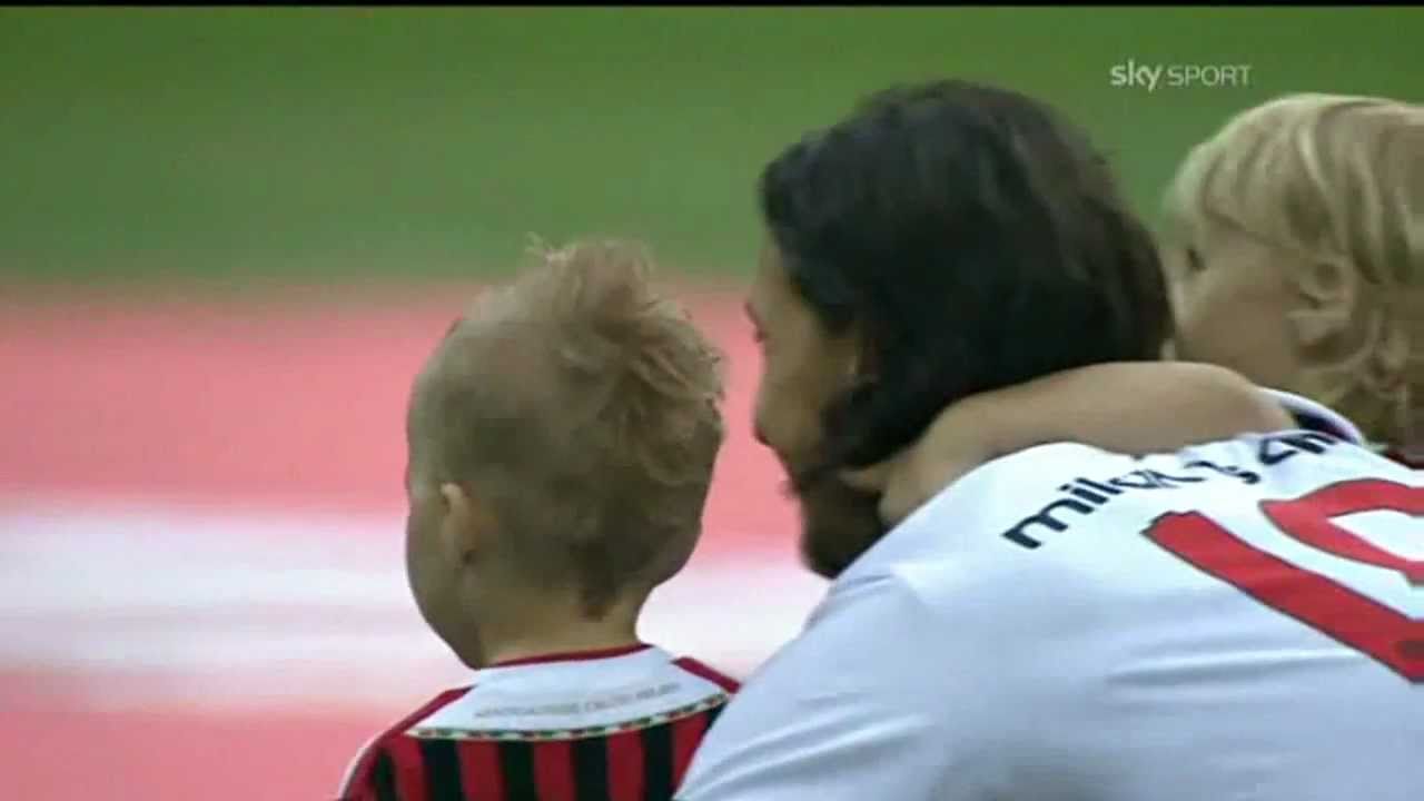 Zlatan Ibrahimovic con i figli durante la celebrazione scudetto