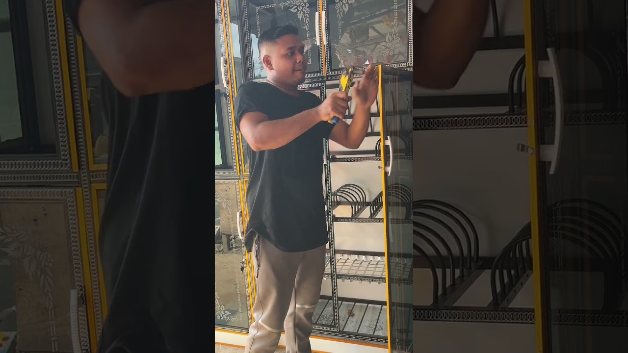 The process of installing a flower-patterned plate shelf door glass