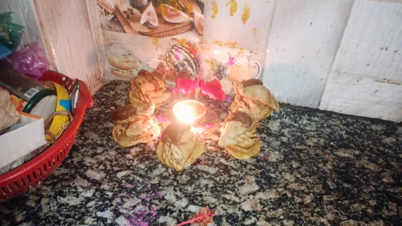स बहू ने मिलकर करी होली के पहले के बहुत महत्वपूर्ण पूजा हमारे प्रयागराज में अधिकतर घरों में किया जा