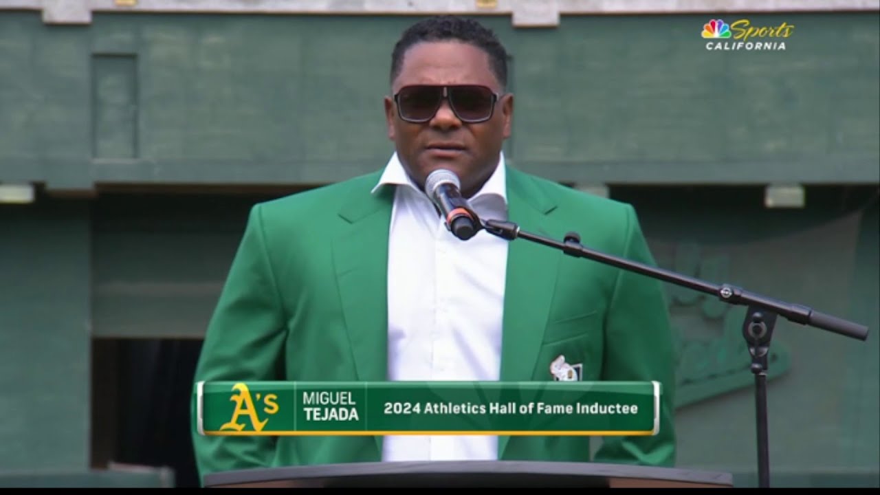 Momento Que Miguel Tejada de Aguilas Cibaeñas Llega Al Salon De La Fama En MLB