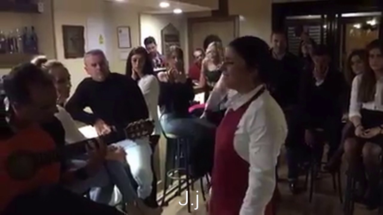 Camarera cantando flamenco con mucho arte