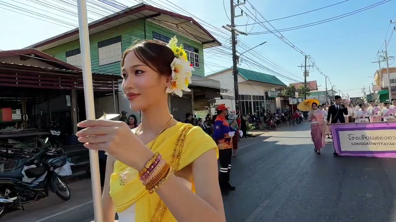 ขบวนนางรำแห่งานบุญเดือนสาม อำเภอส่องดาว