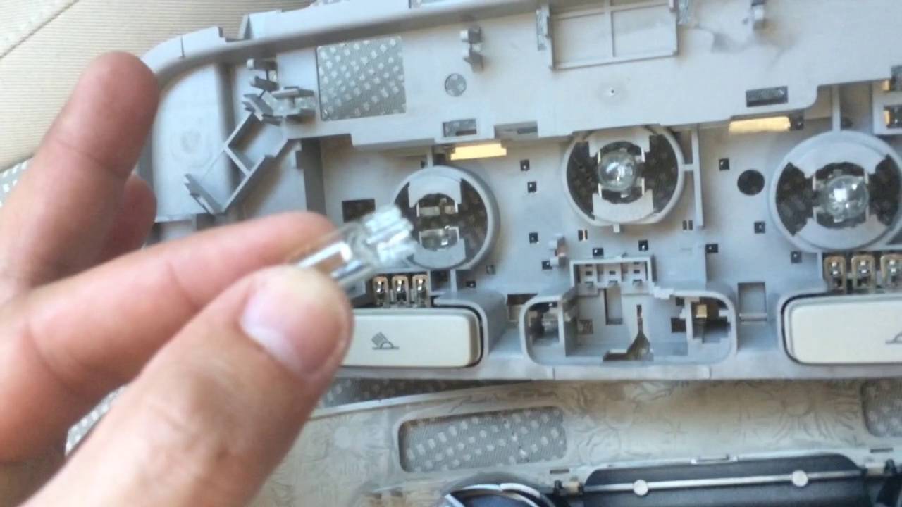 How to remove Skoda Octavia 3 rear dome light