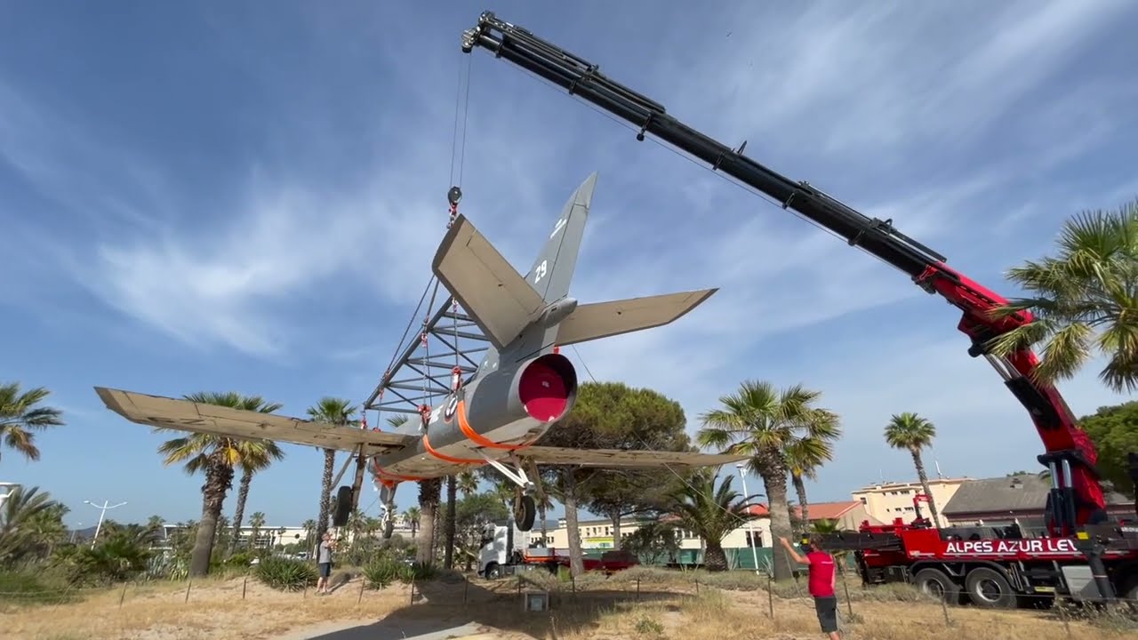 Manutention d'un avion de chasse !! PALFINGER PK200.002 et semi-remorque à essieux directionnels !