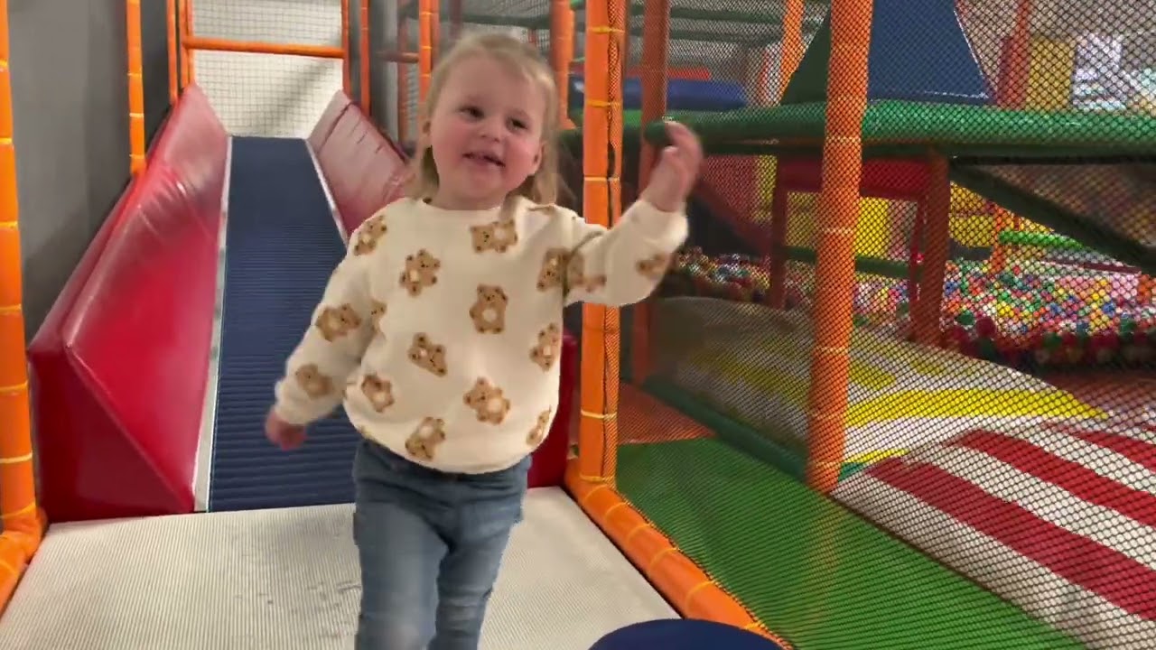 Félina op stap in Bungelland speelparadijs