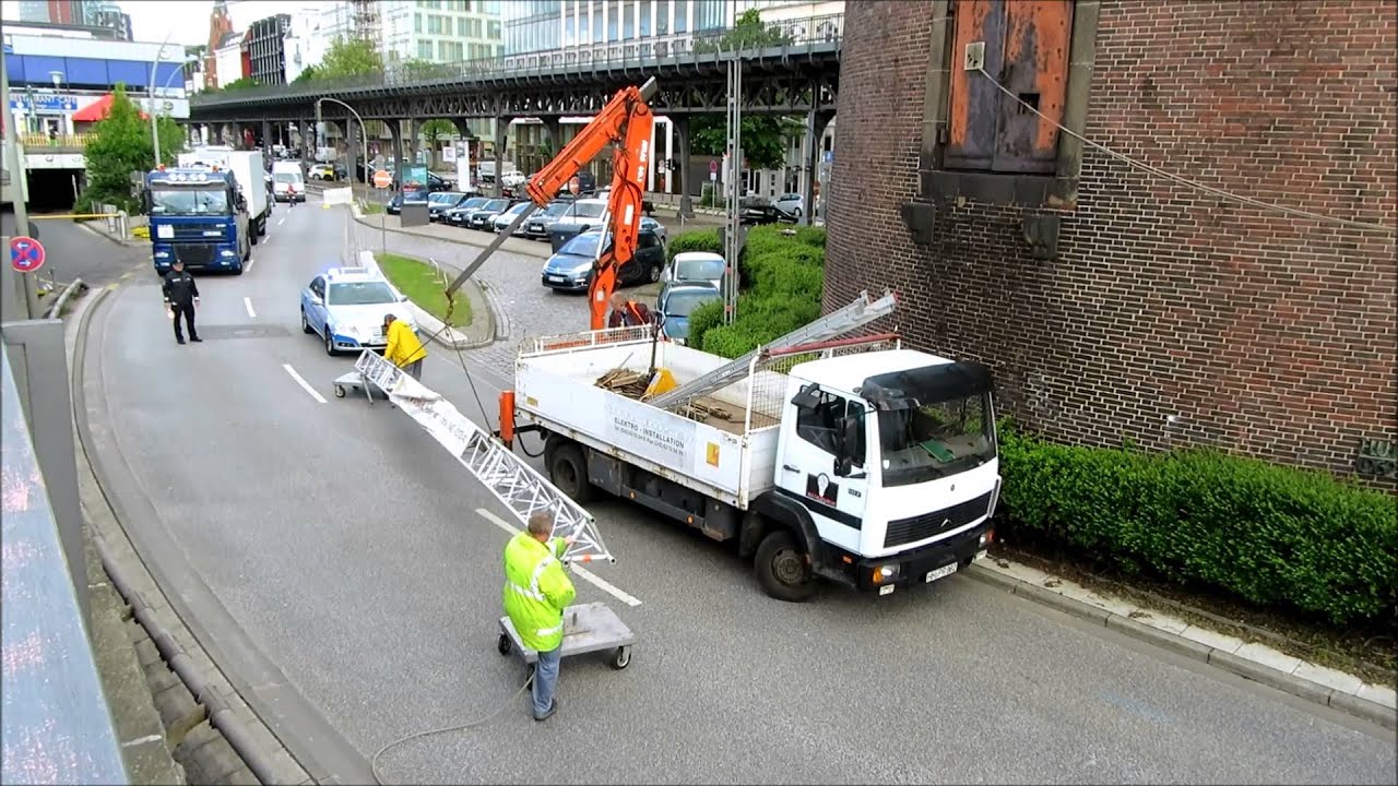 Mercedes Multikipper mit Ladekran ATLAS 60.1 beim Abbau einer Kabelbrücke mit Polizeischutz