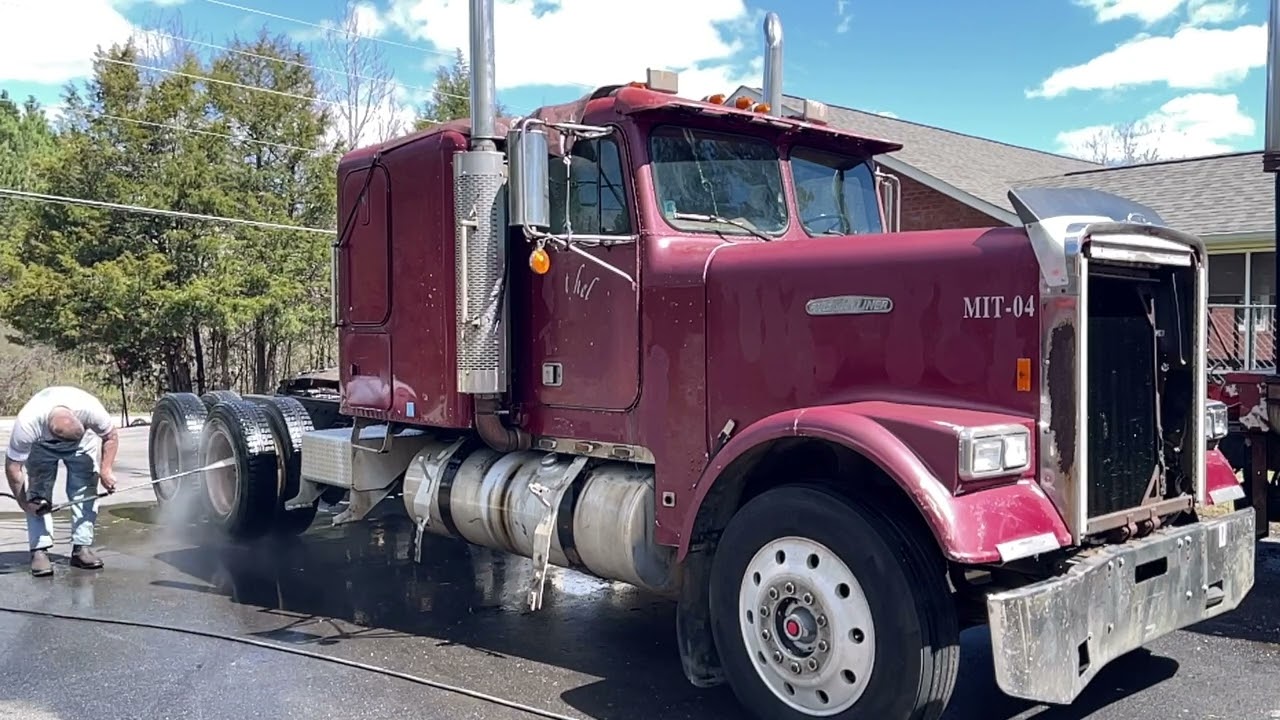 1985 Freightliner FLC “Franny” First wash in decades?