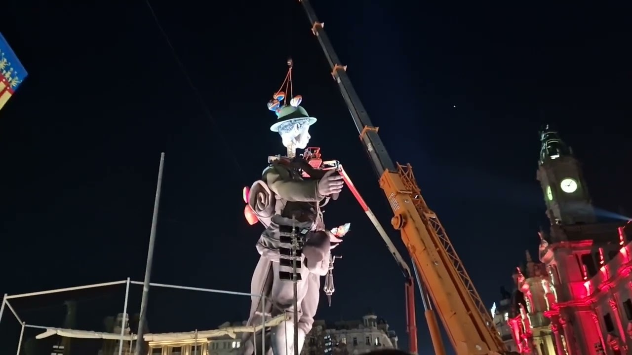 La falla municipal coronó sus 27 metros de altura con un espectáculo piromusical 20260312 205951 1