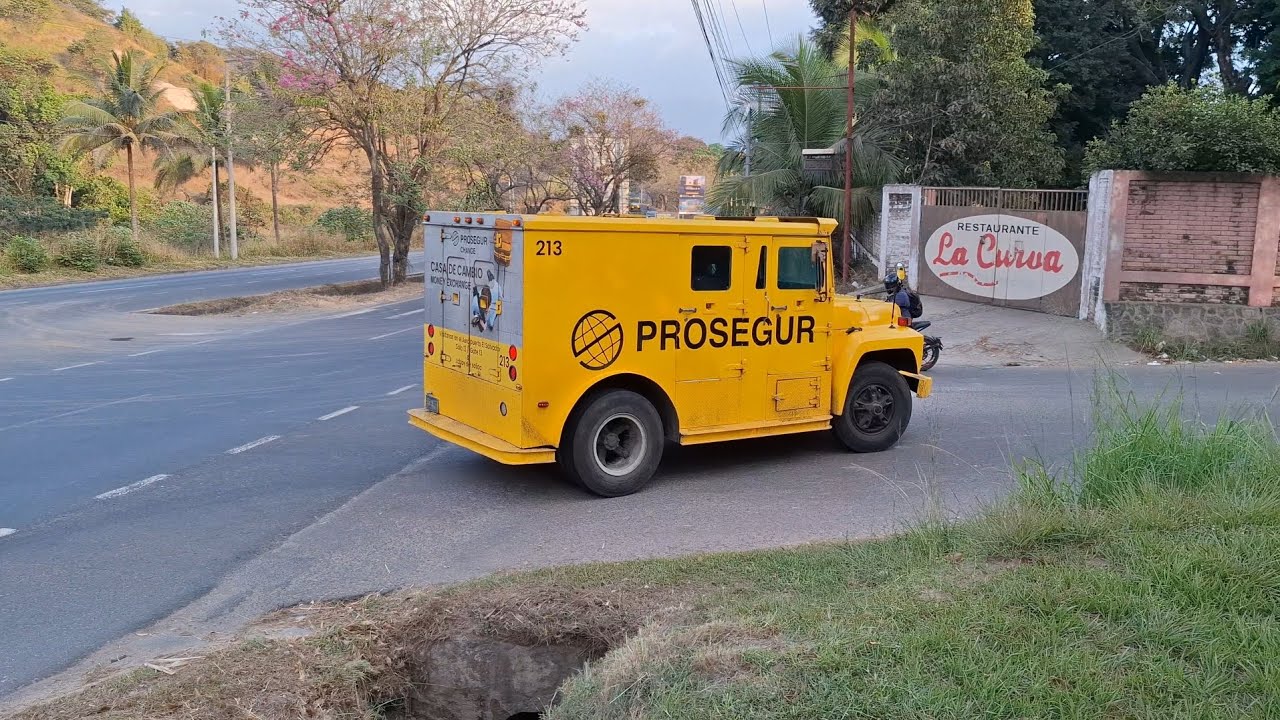 Camión con dinero pasando sobre la carretera más peligrosa de El Salvador 🇸🇻 