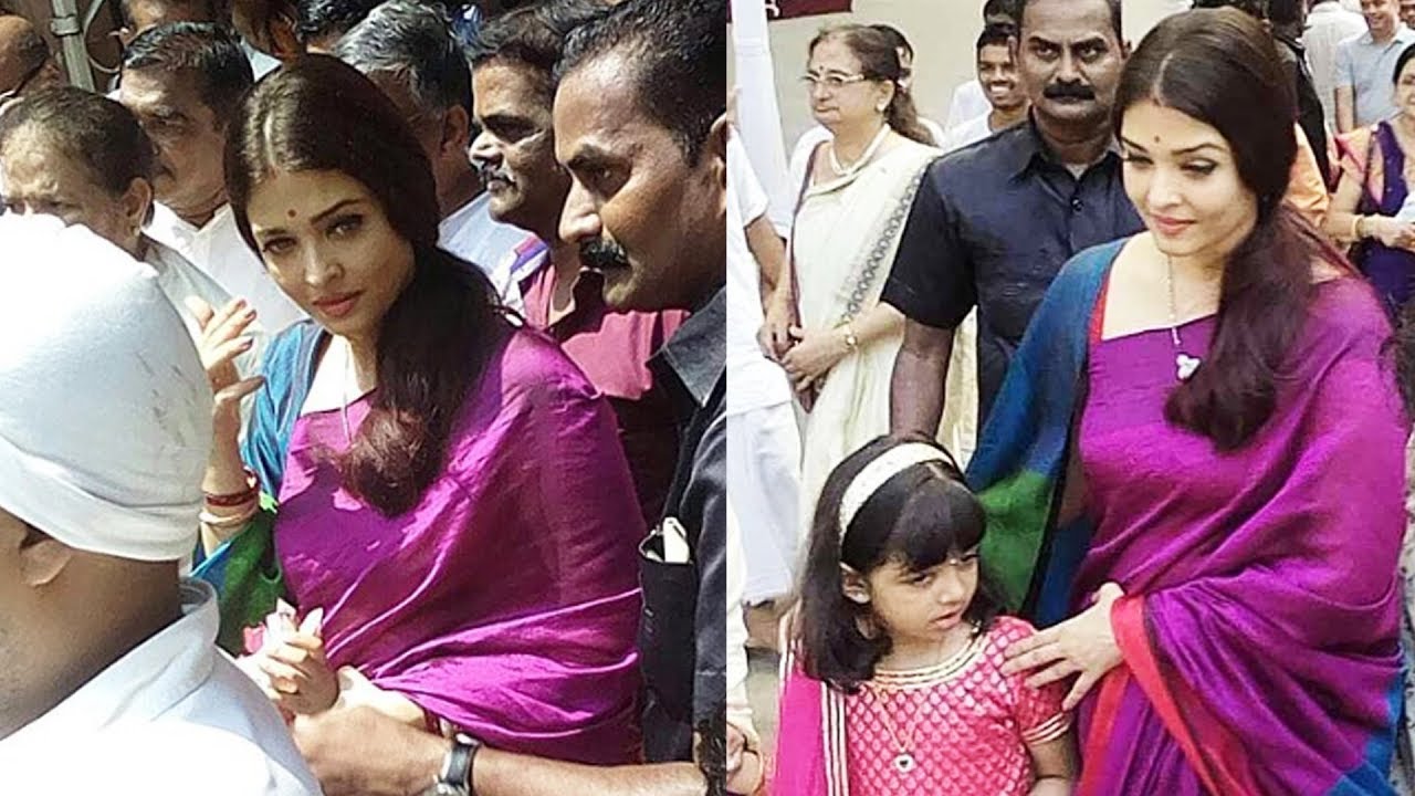 Aishwarya Rai With Daughter Aaradhya At Durga Puja 2017