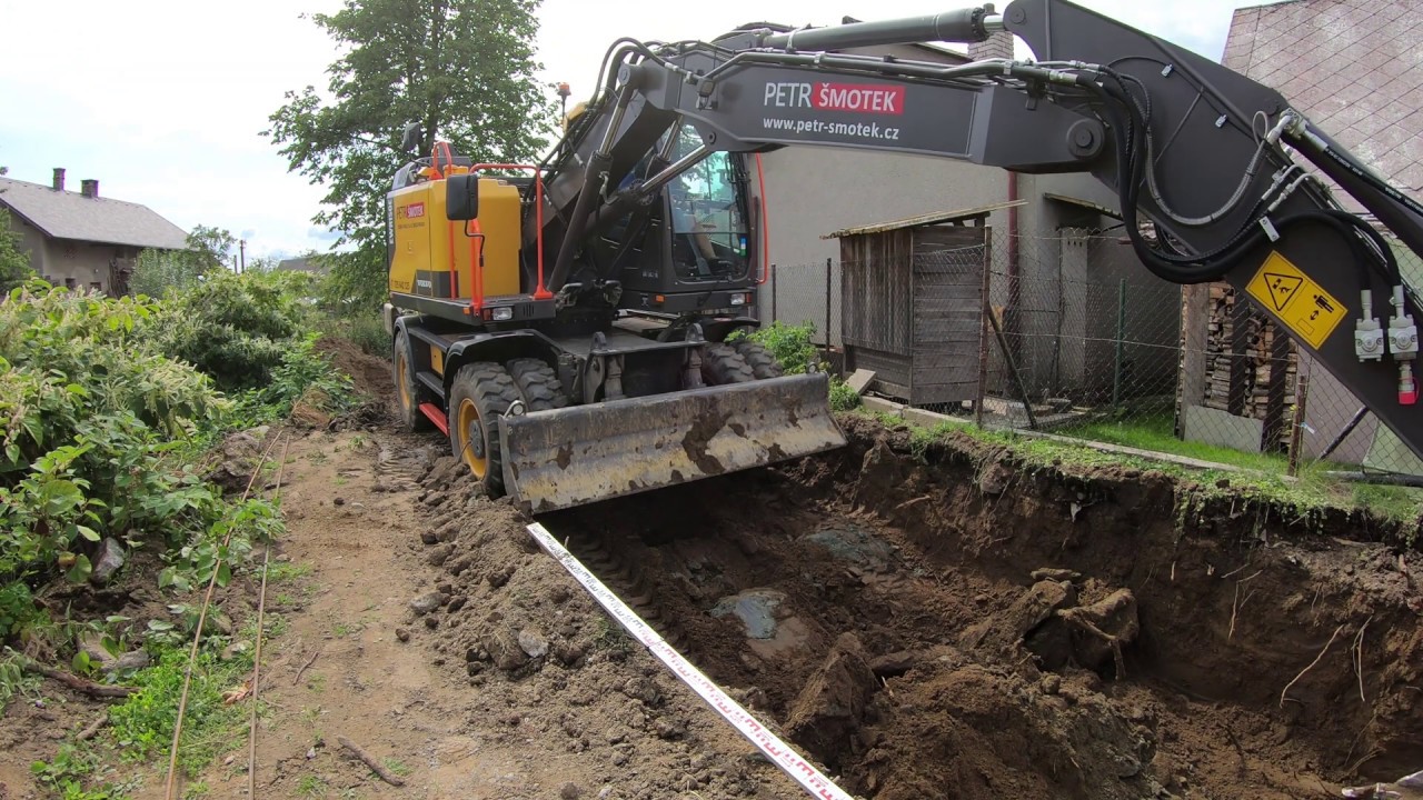 Construction flood wall / Volvo EWR 150E & Hydrema 912 / 4K