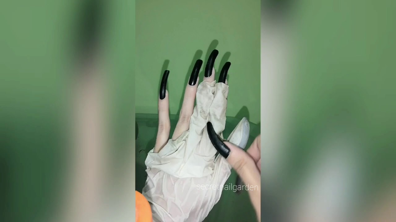 SecretNailGarden's long nails destroying a glove (april 2020)