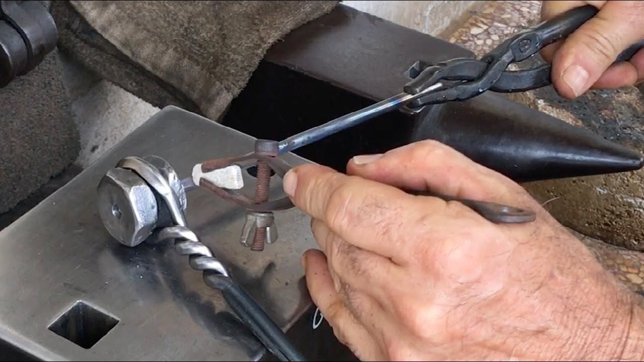 Making A Traditional Nail Header - GS Tongs