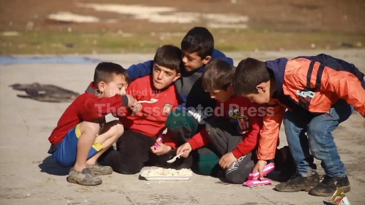 Syrian women volunteer to provide hot meals for displaced families