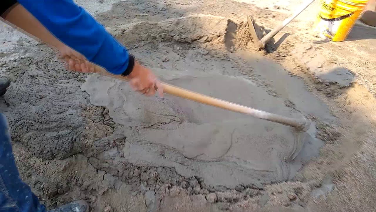 COMO MISTURAR MASSA COM A ENXADA