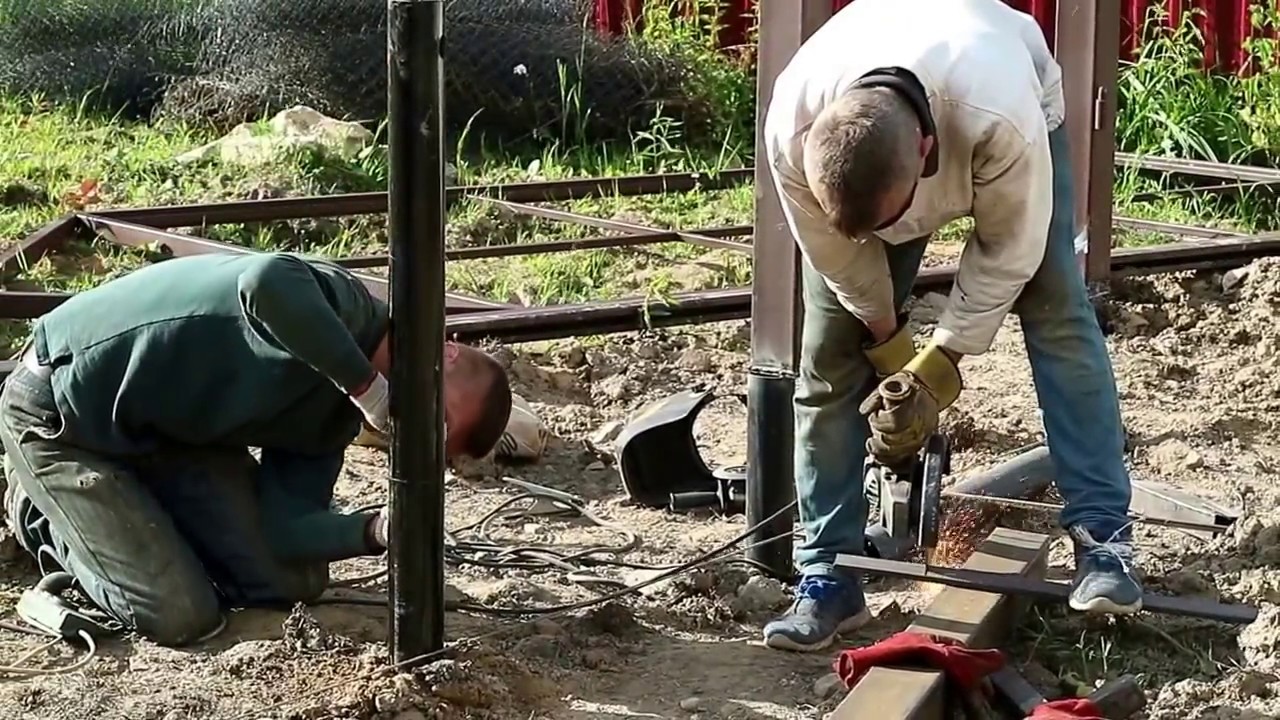 Установка откатных ворот на винтовых сваях