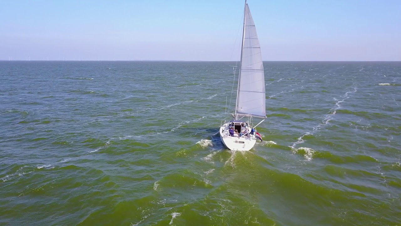 Drone boven Feeling 32 op IJselmeer