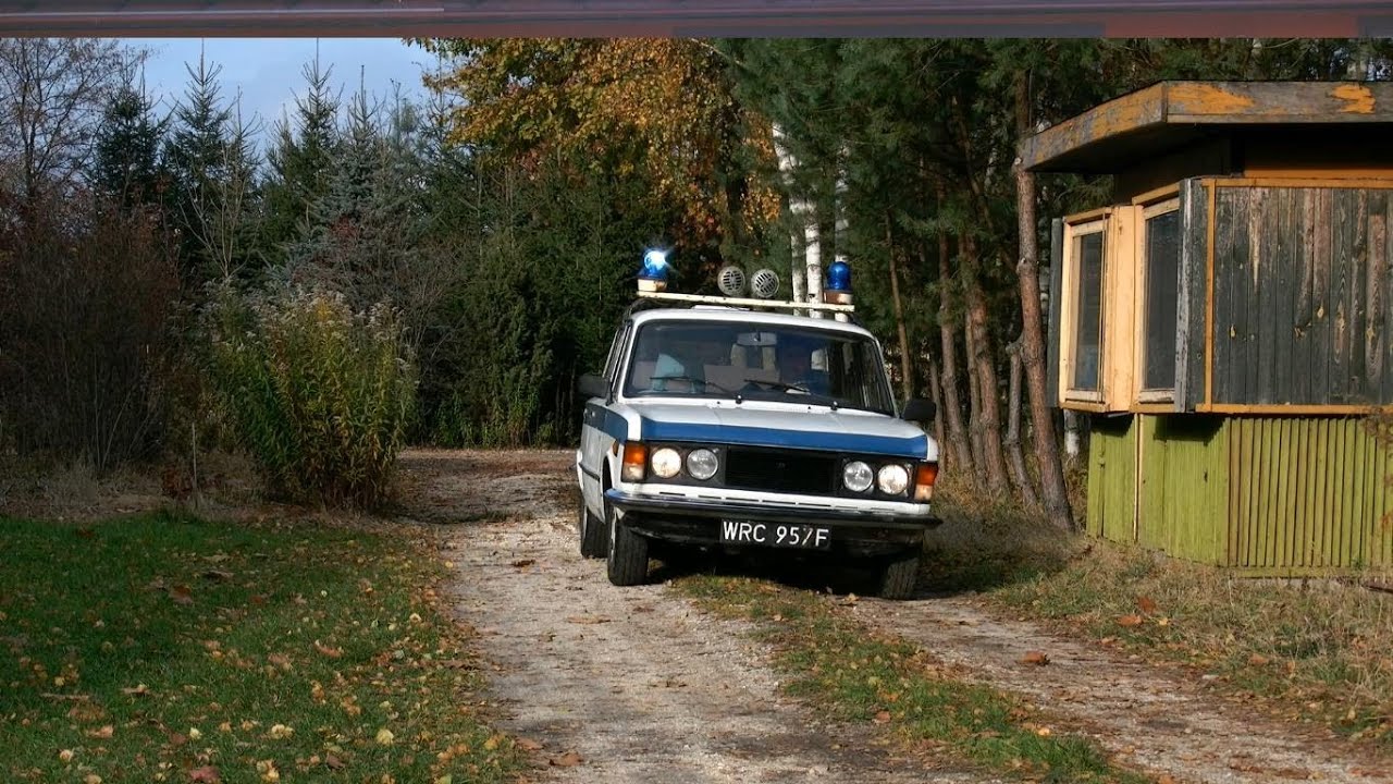 Fiat 125p (FSO 1500) karetka - sanitarka podczas akcji mycia i tankowania