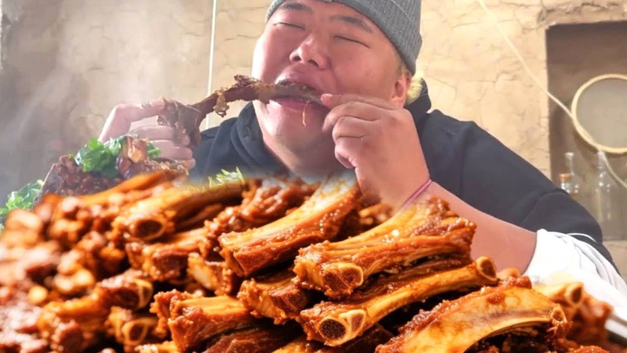 Brother Monkey bought some big spareribs and braised them to eat. It was so delicious!