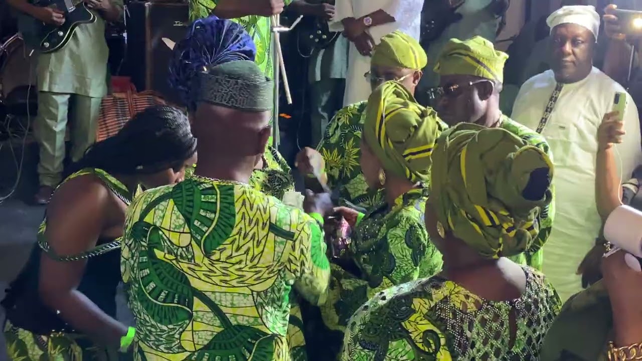 BASHORUN OLUWOLE CAREW STEPS ON STAGE WITH HIS BEAUTIFUL WIFE KHADIJAT CAREW FOR THE OMO OLOKU DANCE