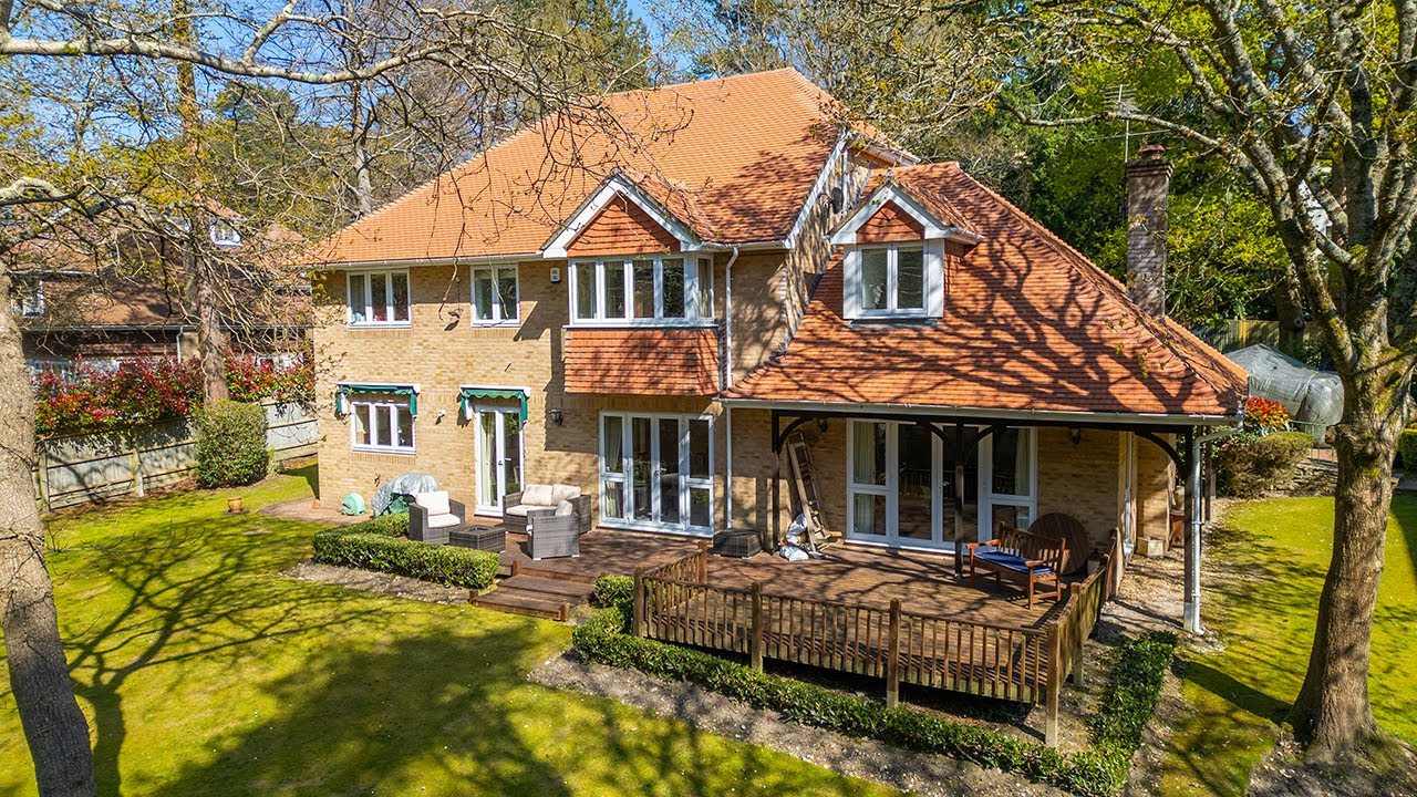 Well-maintained 4 bedroom detached on a sought-after road