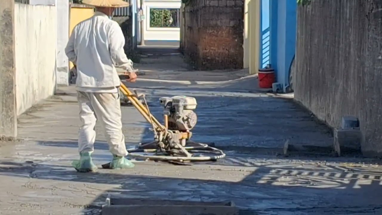 Bà con giải đường bê tông đón tết vui xuân...