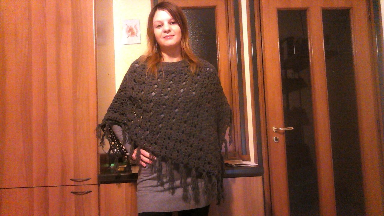 Poncho grigio a punto fantasia con frange