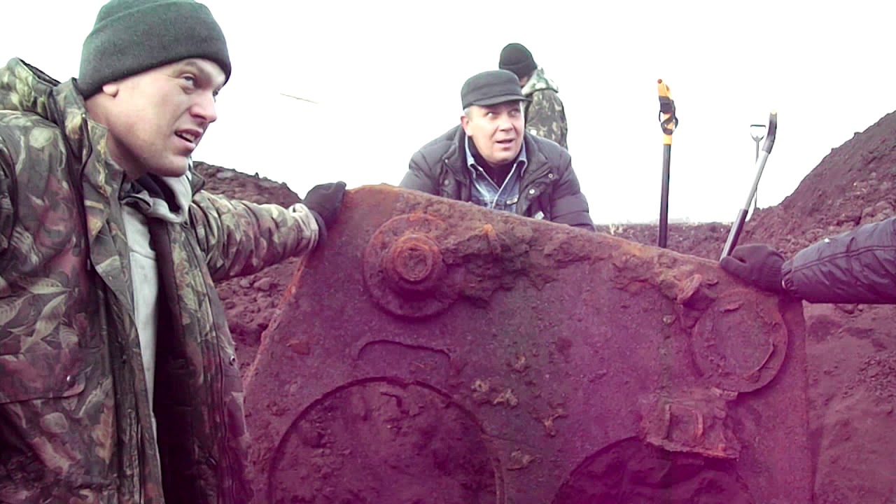 Фрагменты танка Т-34 в сбросовой яме.