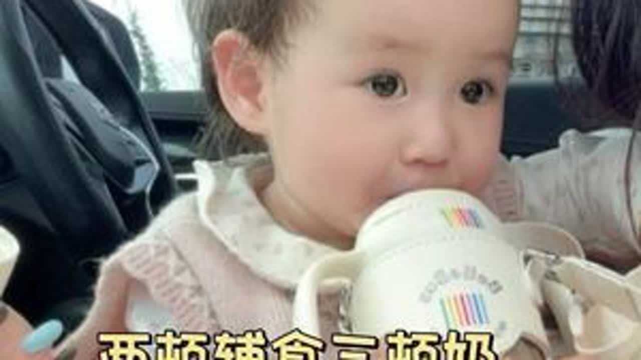 来看看12月高能量宝宝一天作息安排两顿辅食分别是：  上午：番茄鳕鱼面下午 ：一袋酸奶 一个水蛋糕3顿实际奶量量：200 200 200（奶）身高77cm体重19斤  8颗牙 今天又是吃...