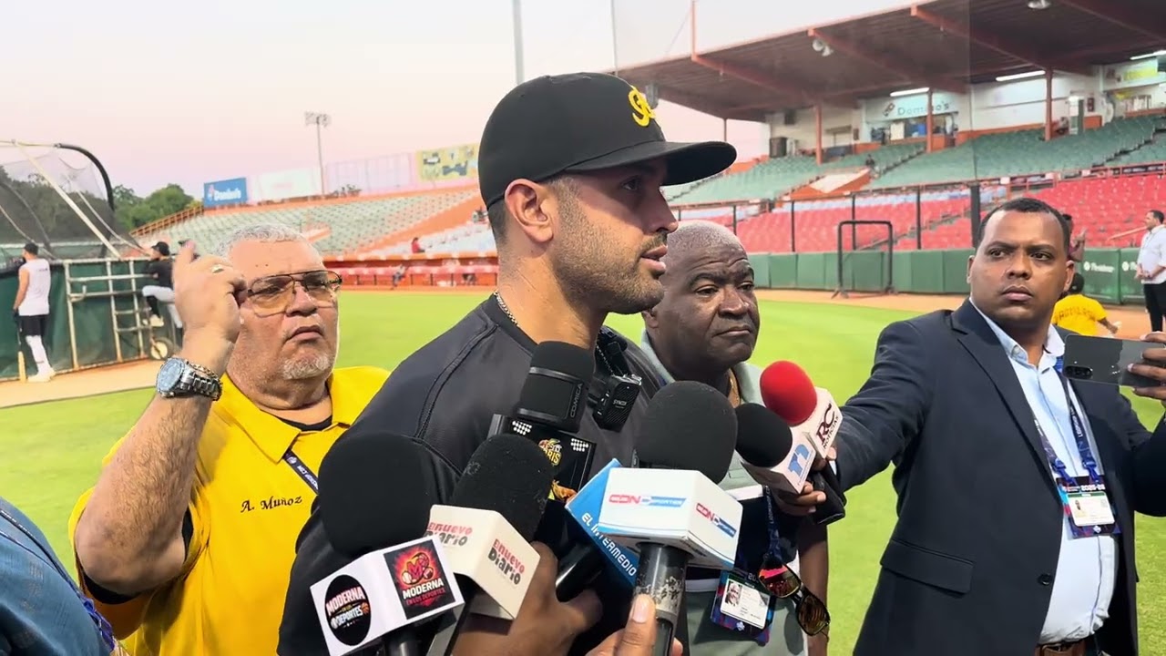 Luis Urueta habla para la prensa, previo al partido entre: Águilas Cibaeñas y Toros del Este.