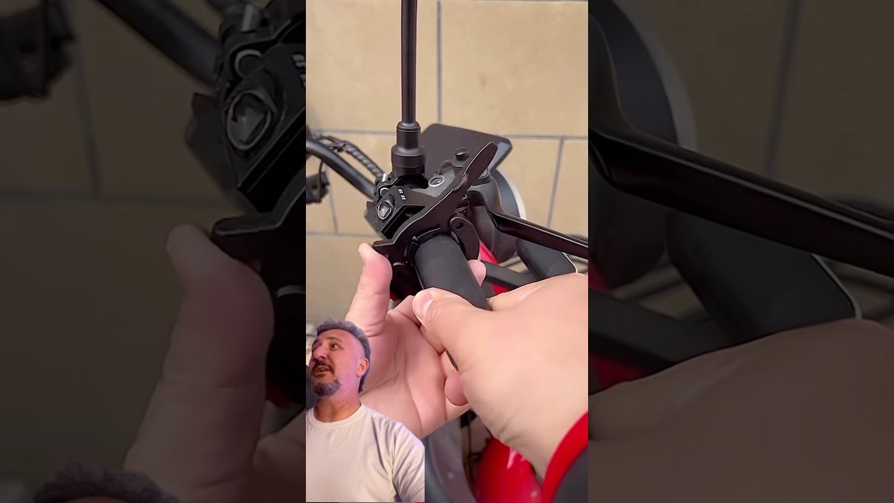 Moto com acelerador eletr&ocirc;nico raiz