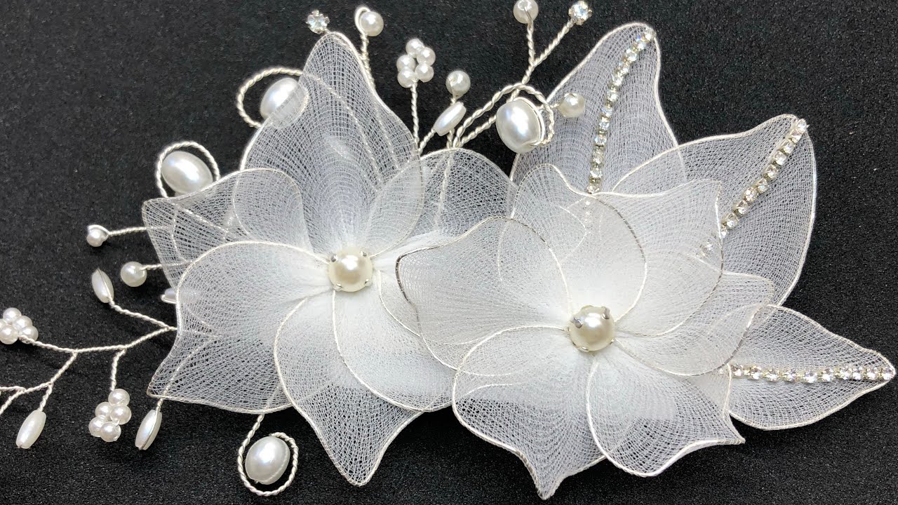Flor de meia de seda e cabelo de anjo.