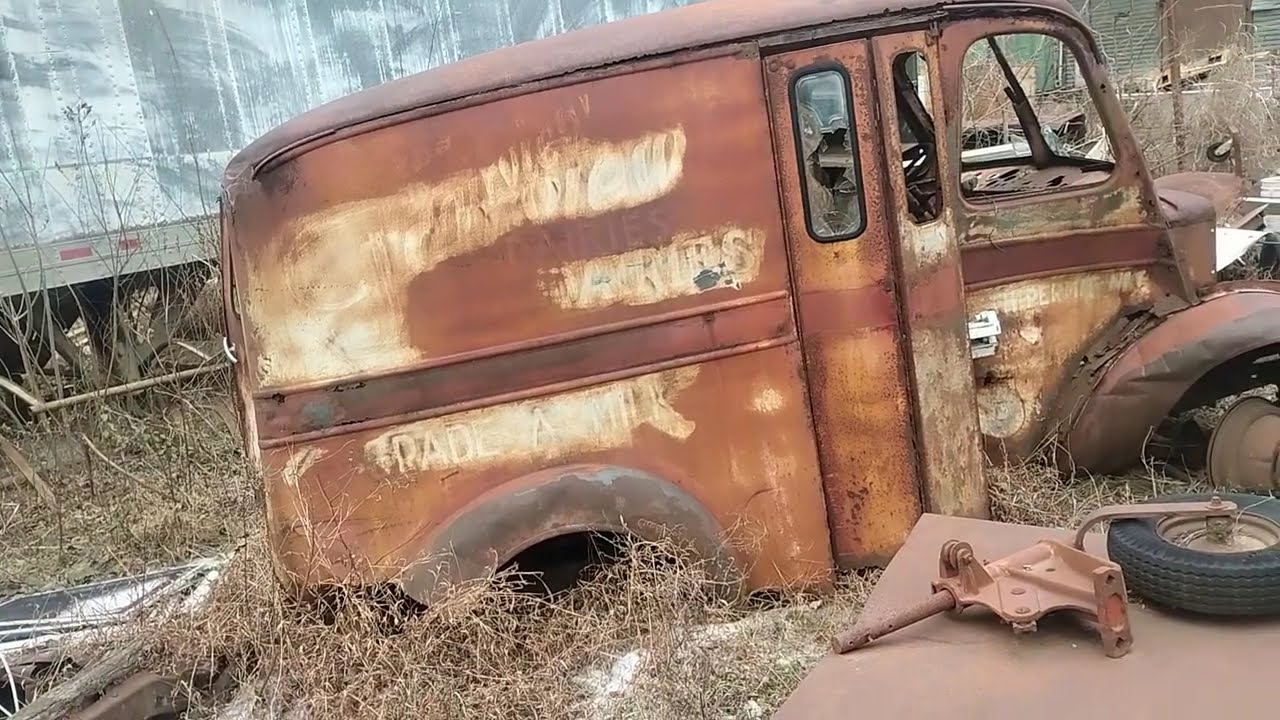 Ржавеющий старинный молоковоз на свалке