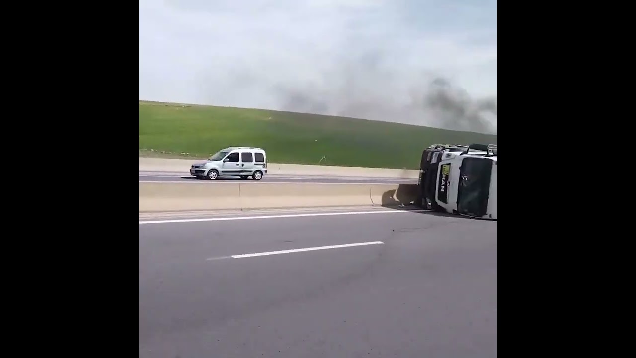▪️سطيف إنقلاب شاحنة محملة بمادة المازوت في الطريق السيار  حدود بلدية بئر العرش ولاية سطيف