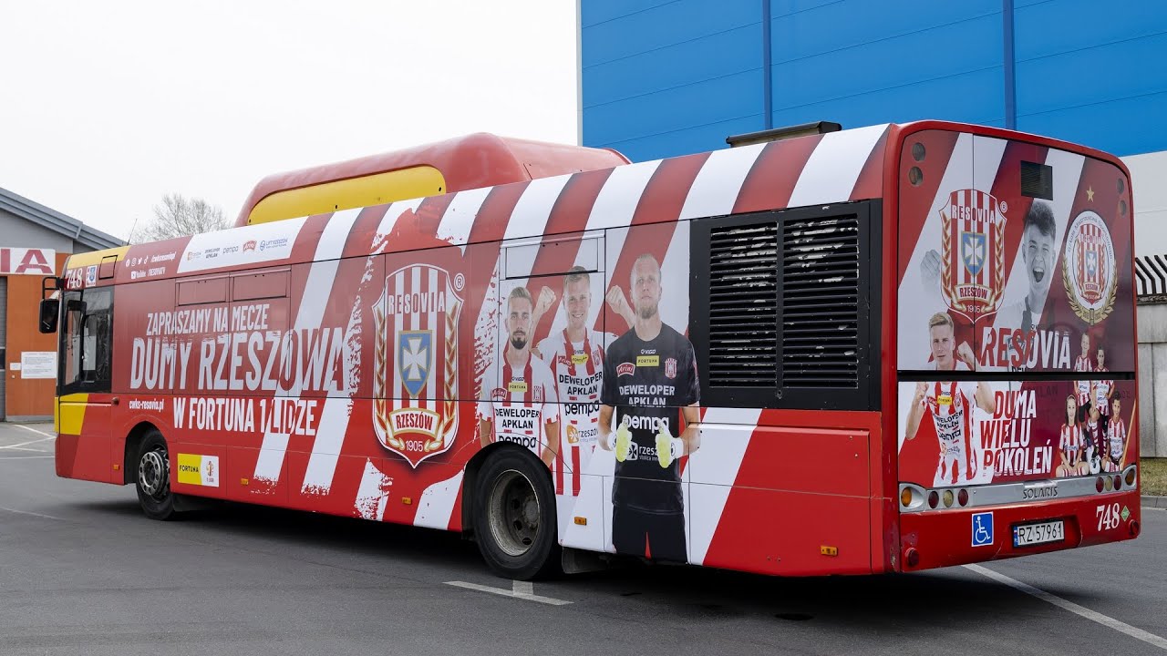 BIAŁO-CZERWONY AUTOUBUS MPK RZESZÓW