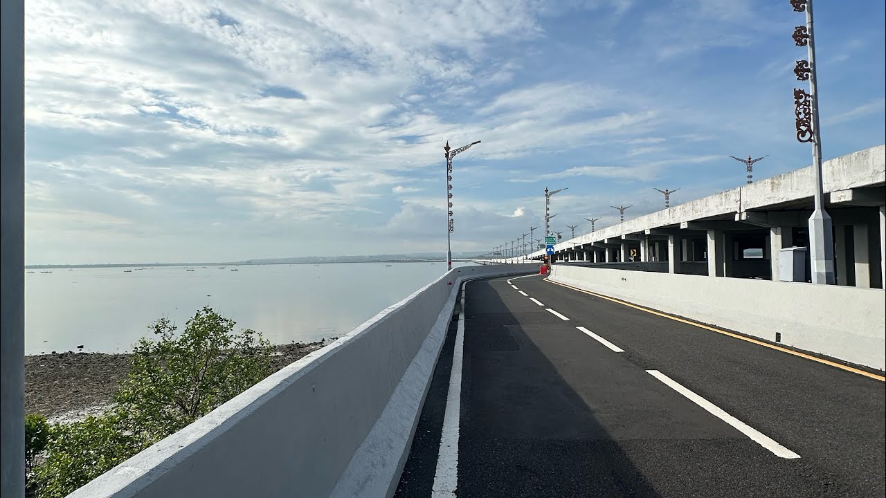 Riding pelan sambil lihat langit berubah warna. Bali selalu punya caranya sendiri untuk menenangkan.